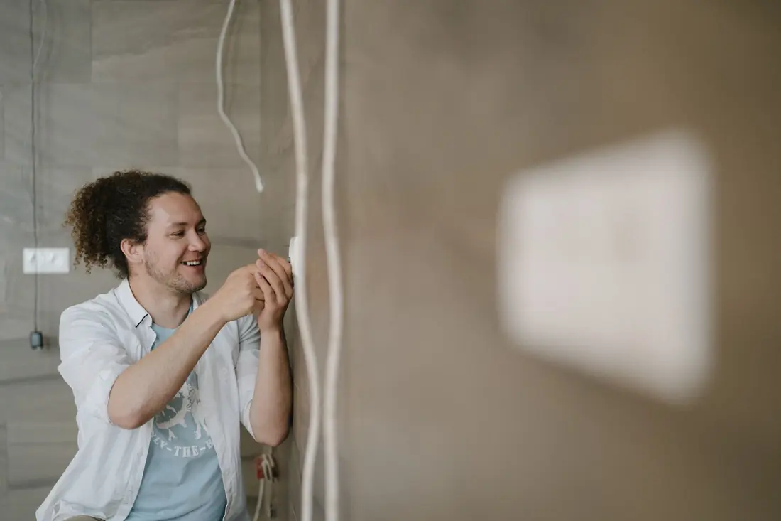 Electrician with customer