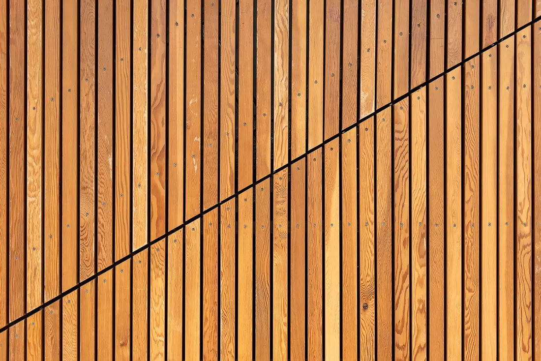 Horizontal slat fence
