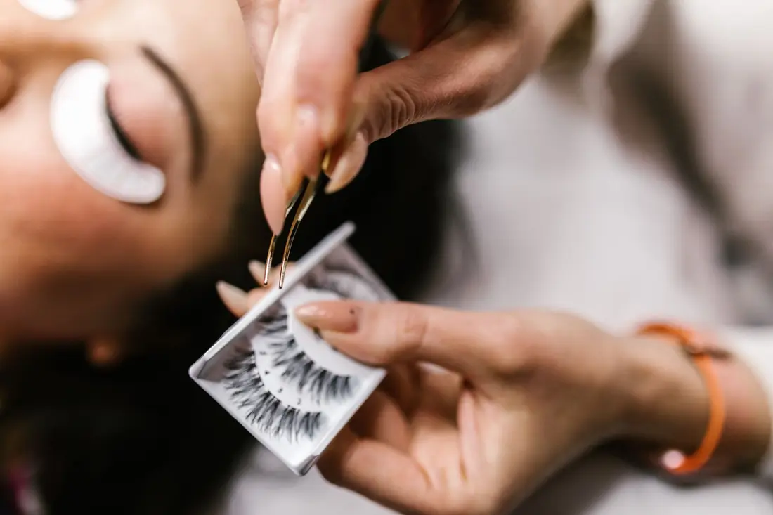 Lash artist at work